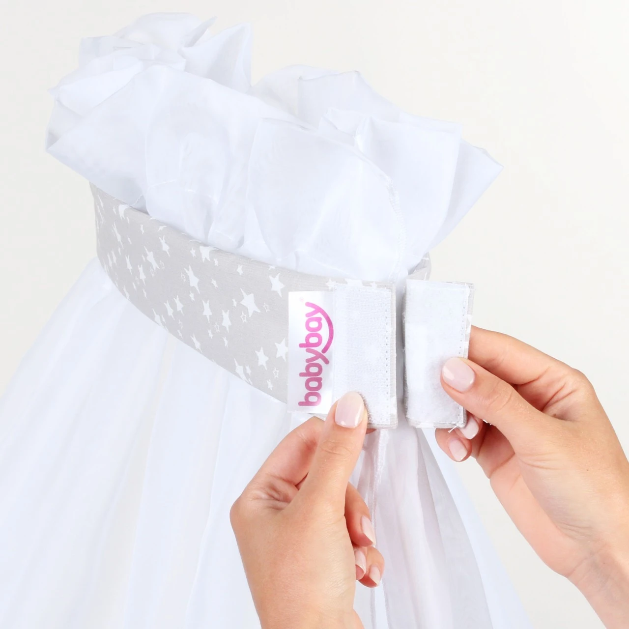 Babybay Himmel Piqué Mit Band Passend Für Alle Modelle, Perlgrau Sterne Weiß 6 Babybay Himmel Piqué Mit Band Passend Für Alle Modelle, Perlgrau Sterne Weiß – Bild 4