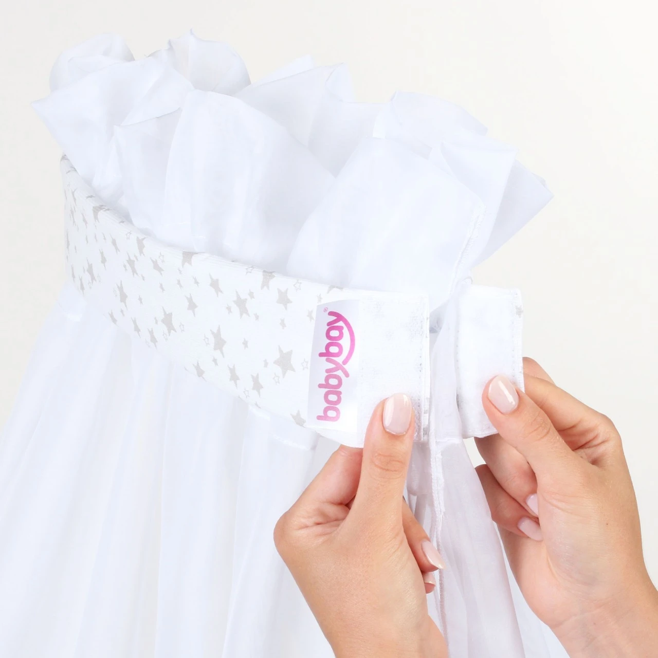 Babybay Himmel Piqué Mit Band Passend Für Alle Modelle, Weiß Sterne Perlgrau 6 Babybay Himmel Piqué Mit Band Passend Für Alle Modelle, Weiß Sterne Perlgrau – Bild 4