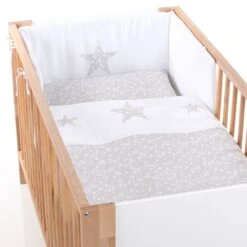 Babybay Kinderbettwäsche Piqué, Perlgrau Sterne Weiß Mit Applikation Stern 7 Babybay Kinderbettwäsche Piqué, Perlgrau Sterne Weiß Mit Applikation Stern -Baby Produkte Geschäft babybay kinderbettwaesche pique perlgrau sterne weiss mit applikation stern 410714 003 1280x1280