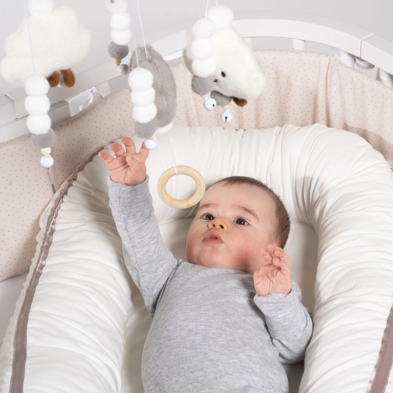 Babybay Mobilehalterung Passend Für Alle Modelle Mit Rundstäben, Beige Lackiert 9 Babybay Mobilehalterung Passend Für Alle Modelle Mit Rundstäben, Beige Lackiert – Bild 7