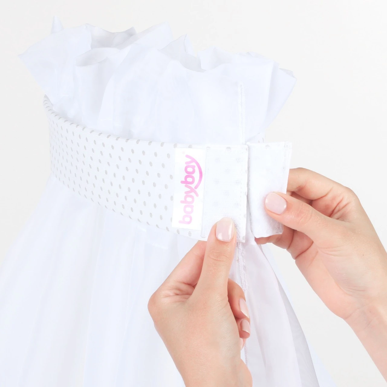 Babybay Moskitoschutz Und Himmel Piqué Mit Band Passend Für Alle Modelle Bis 96 Cm Länge, Weiß Punkte Perlgrau 6 Babybay Moskitoschutz Und Himmel Piqué Mit Band Passend Für Alle Modelle Bis 96 Cm Länge, Weiß Punkte Perlgrau – Bild 4