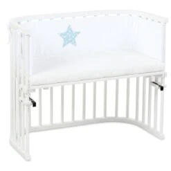 Babybay Nestchen Piqué Passend Für Modell Maxi, Boxspring, Comfort Und Comfort Plus, Weiß Applikation Stern Azurblau Sterne Weiß -Baby Produkte Geschäft babybay nestchen pique maxi boxspring comfort plus weiss applikation stern azurblau sterne weiss 160835 005 1280x1280